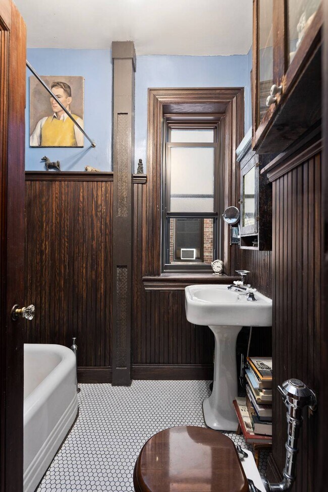 Building Photo - 255 W 108th St