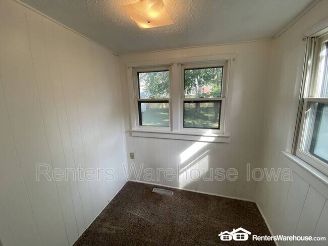 Building Photo - 1229 Merle Hay Rd