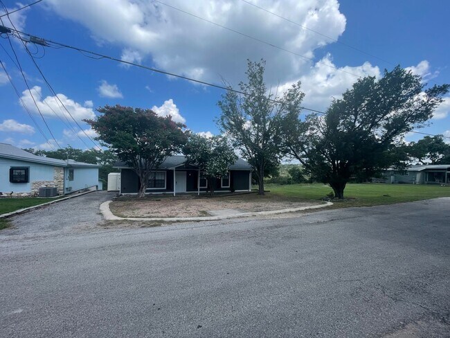 Building Photo - NEW ON MARKET !!