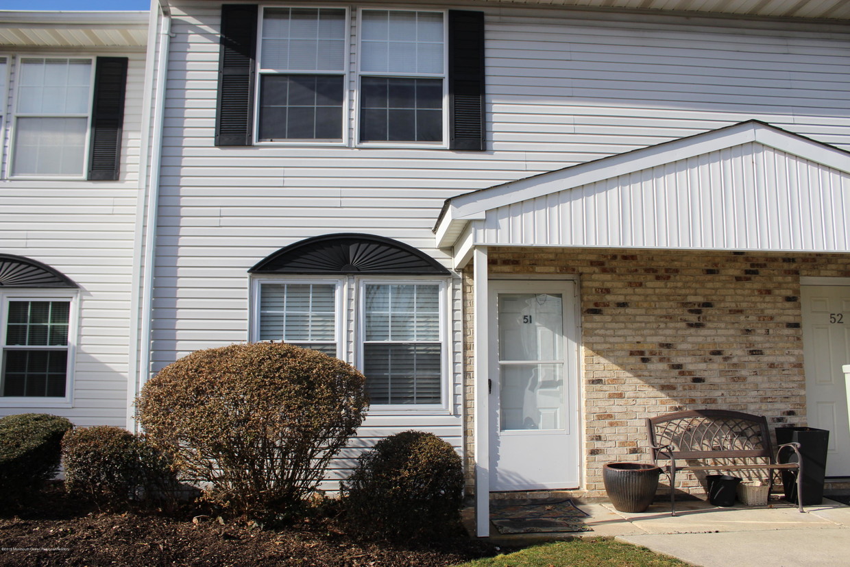 Primary Photo - 82 Cliffwood Ave W