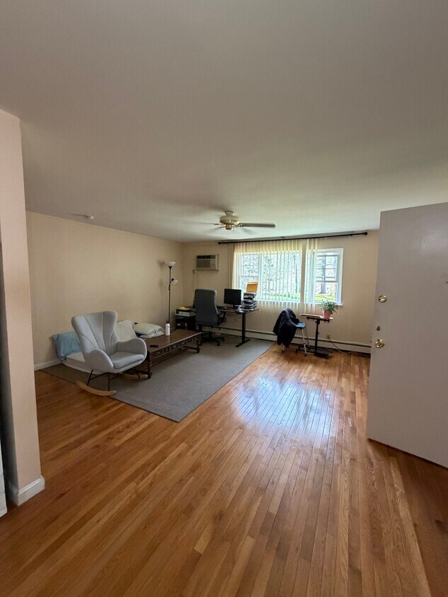 Foto del edificio - 49 Jacqueline Rd