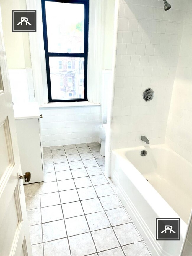 Foto del edificio - 3 bedroom in Brookline MA 02445