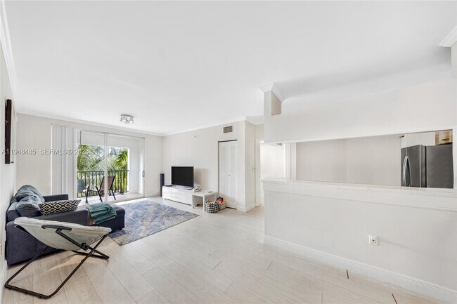 Foto del edificio - 17145 N Bay Rd