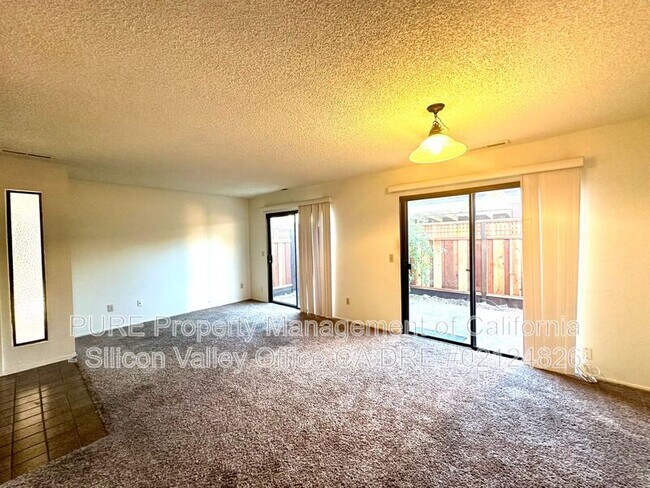 Foto del edificio - 140 Torrey Pine Terrace