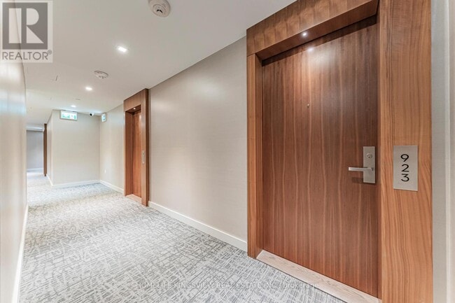 Photo du bâtiment - 15 Queens Quay E