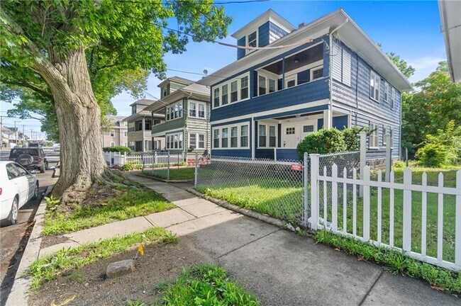 Foto del edificio - 948 Narragansett Blvd
