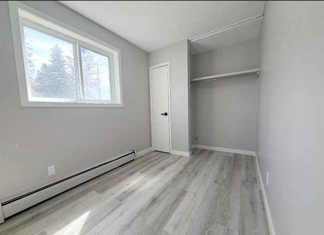 Building Photo - 2 Bed 1 Bath Unit in Edmonton, AB
