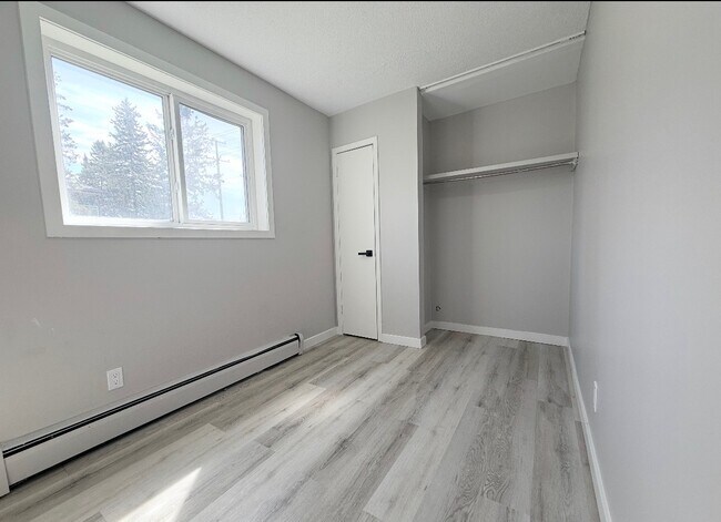 Photo du bâtiment - 2 Bed 1 Bath Unit in Edmonton, AB