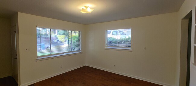 Building Photo - Historic Fortwood Duplex walking distance ...