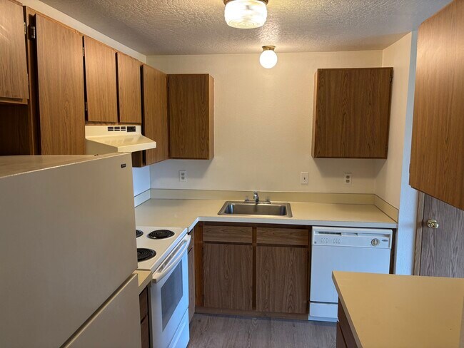 Kitchen - 49 SE 60th Ave