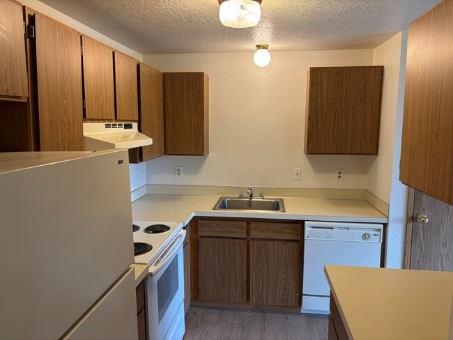Kitchen - 49 SE 60th Ave