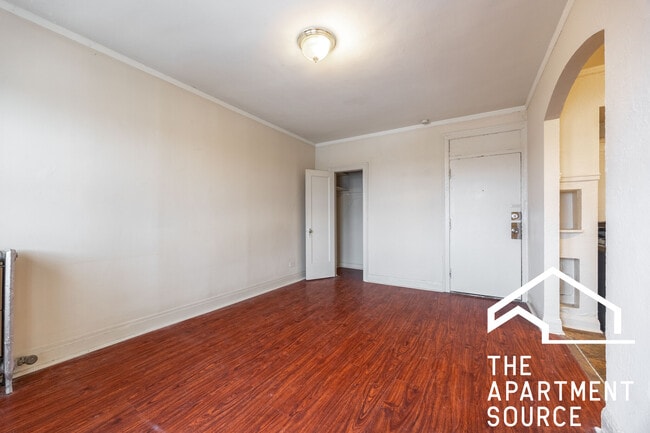 Building Photo - 6928 N Greenview Ave