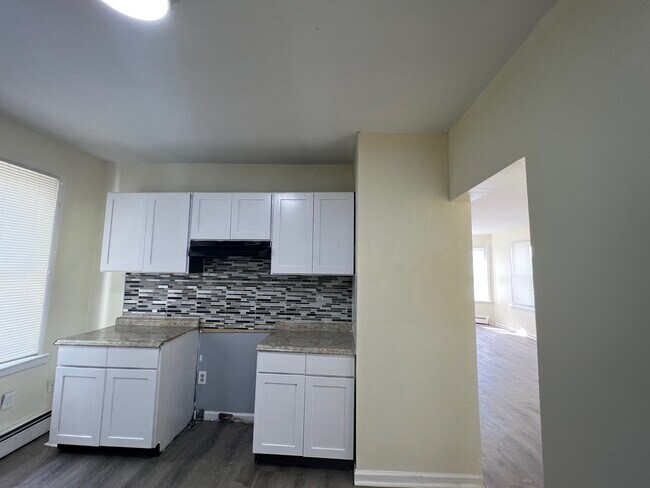Foto del edificio - 99 Lounsbury Ave