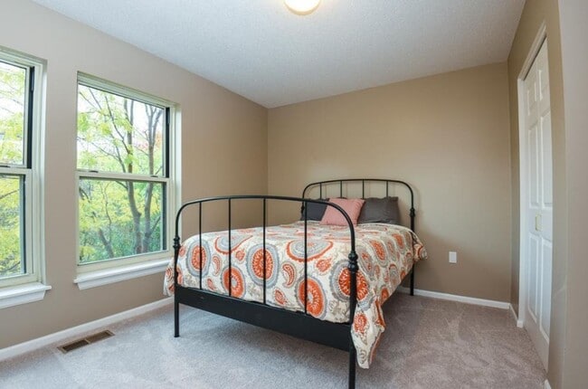 Building Photo - Stylish North Loop Living for $3,499/month...