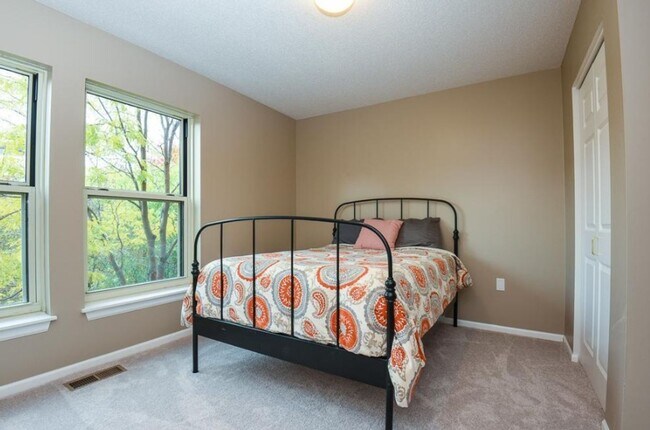Foto del edificio - Stylish North Loop Living for $3,499/month...
