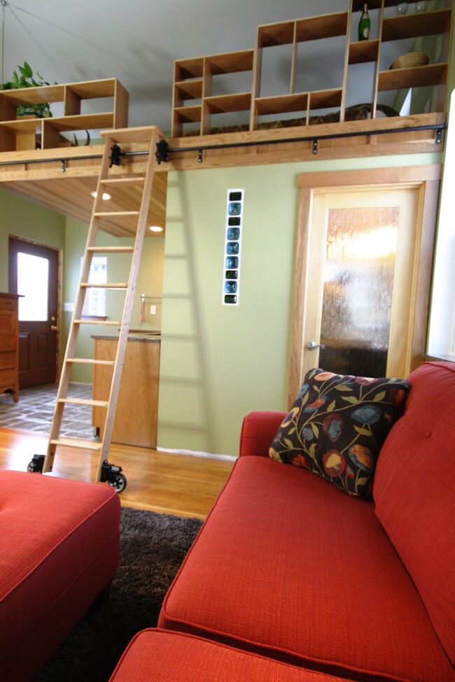 Escalera de biblioteca rodante que lleva al dormitorio tipo loft, cama tamaño queen y espacio de almacenamiento. - 69 S Shannon Ave