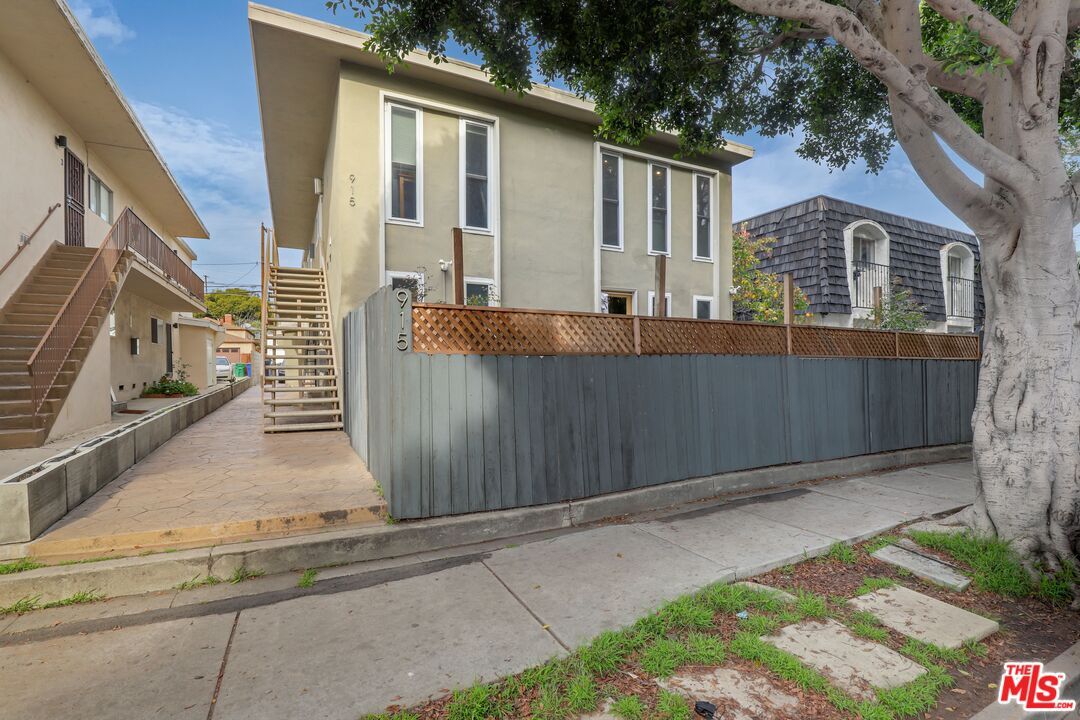 Primary Photo - 915 Marine St