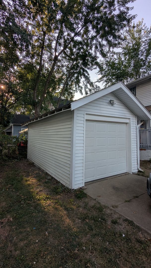 Building Photo - Welcome to this newly renovated gem locate...