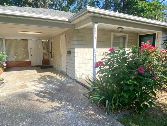 Building Photo - 3 bed / 2 bath in Colonial Acres w/ ss app...