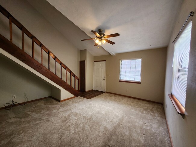 Foto del edificio - 3 bedroom town home for rent across from F...