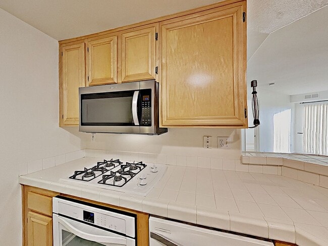 Building Photo - Spacious 2-Bedroom, 2-Bathroom Condo for R...