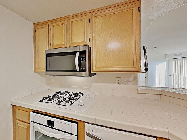 Building Photo - Spacious 2-Bedroom, 2-Bathroom Condo for Rent – Scripps Highlands