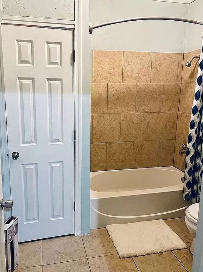 Building Photo - 4 bed 2 bath house for rent!