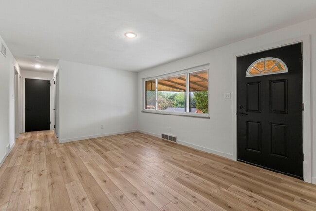 Building Photo - 131 S Joslyn Dr