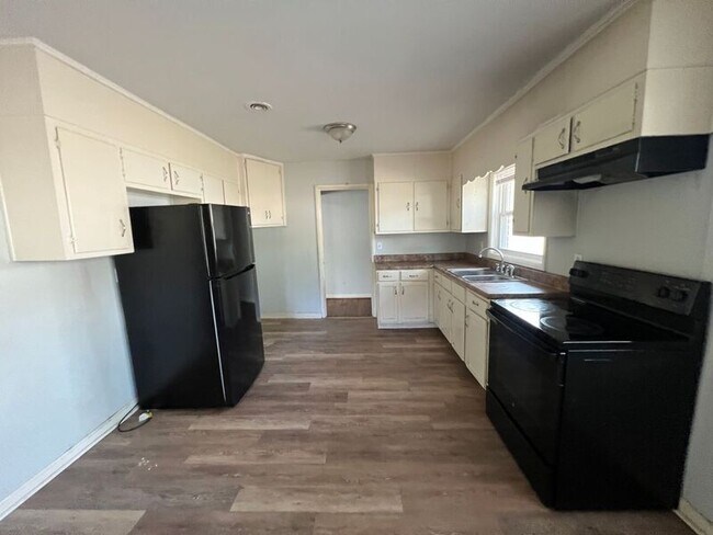 Building Photo - 409 16th Ave NW