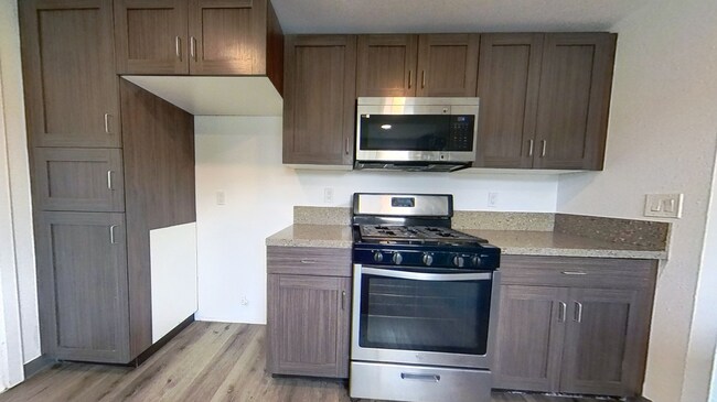 Building Photo - Large 3 Bedroom House!