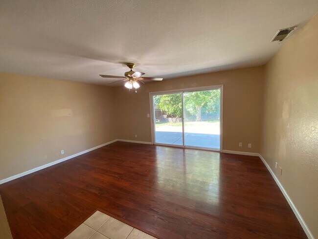Building Photo - Orangevale - Super Single Story 3/2 on Gre...