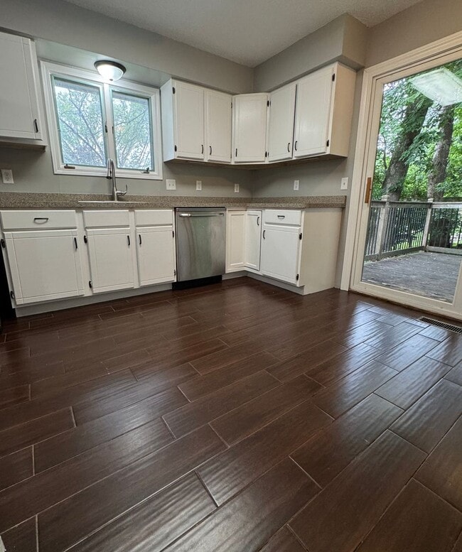 Building Photo - Stunning 3 Bedroom 2 Bathroom Home in Burn...