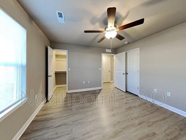 Foto del edificio - 107 SW Lily St
