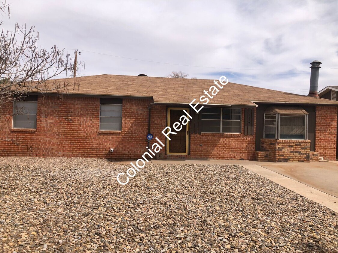 Foto principal - 3 bedroom 1 bathroom nicely updated home i...