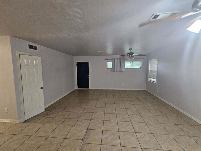 Building Photo - 11 Manor Way