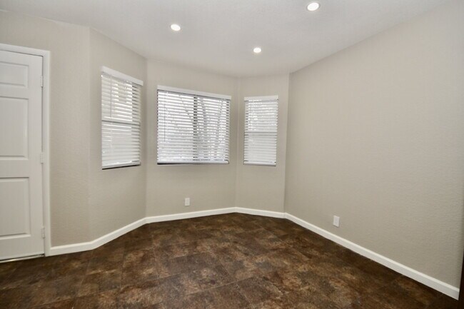 Foto del edificio - Stunning 2-Bedroom Condo 2nd Floor at The Lakes!