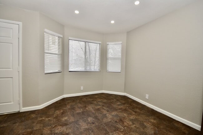 Building Photo - Stunning 2-Bedroom Condo 2nd Floor at The Lakes!