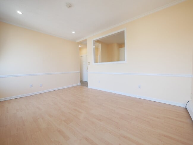 Building Photo - 1383 Queen St E