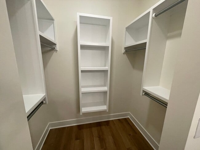 Building Photo - 3809/11 Bluelake