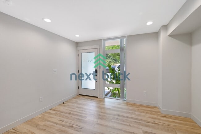Building Photo - "Charming 3-Bedroom Townhouse Oasis in Heart of Seattle – Spacious 1460 Sq Ft with 2 Full Baths!"