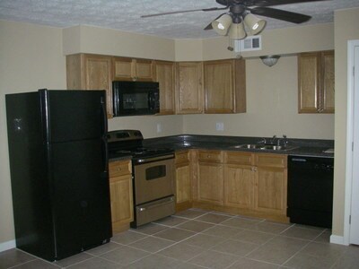 Building Photo - Clean Townhome