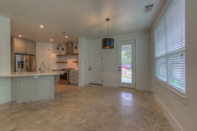 Foto del edificio - UT PRE LEASE: Newly Constructed: Luxury 4 ...