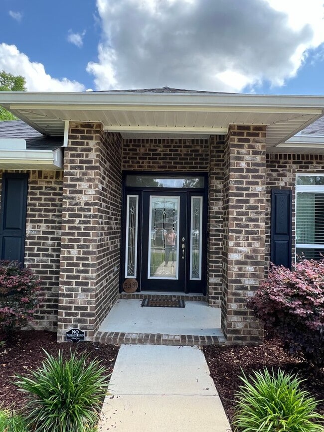Building Photo - Beautiful 4 Bedroom in Milton