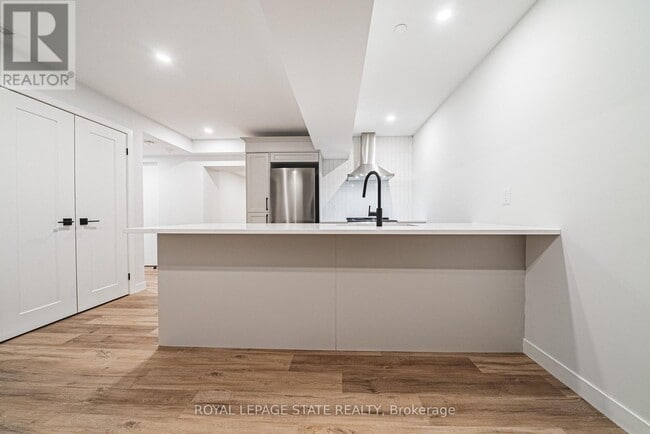 Building Photo - 555 Sanatorium Rd