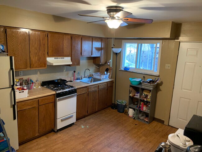 Kitchen - 227 Coltart Ave