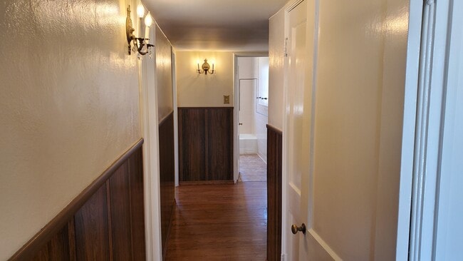Hallway - 2525 Richmond Ave