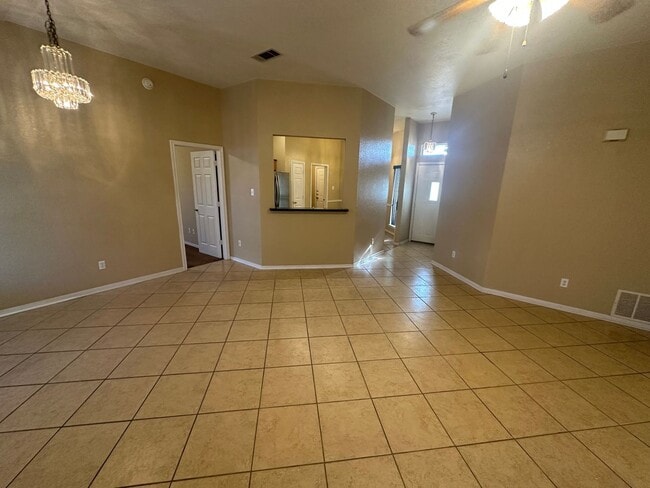 Foto del edificio - AVAILABLE NOW!!