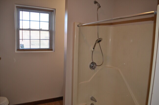 full bath room - 118 Elm St