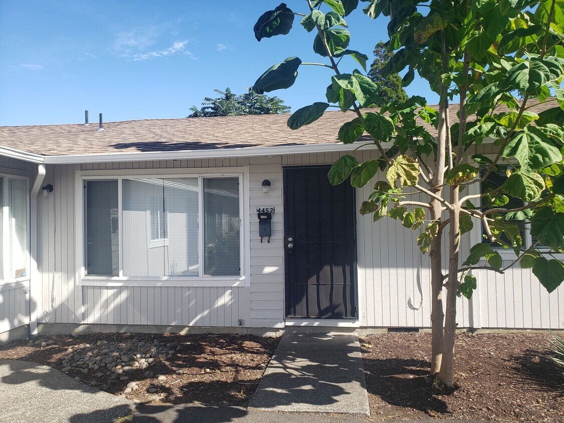 Foto principal - Updated Four-Plex in SE Portland with Fenc...