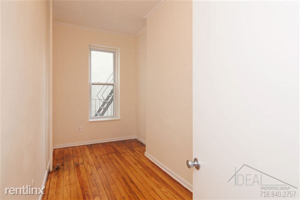 Building Photo - 418 Henry St